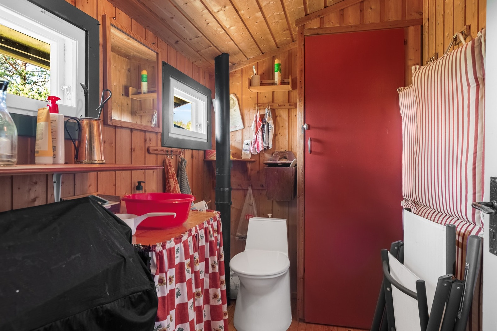 Enkelt hyttebad utstyrt med TODO-miljøtoalett. Galleribilde
