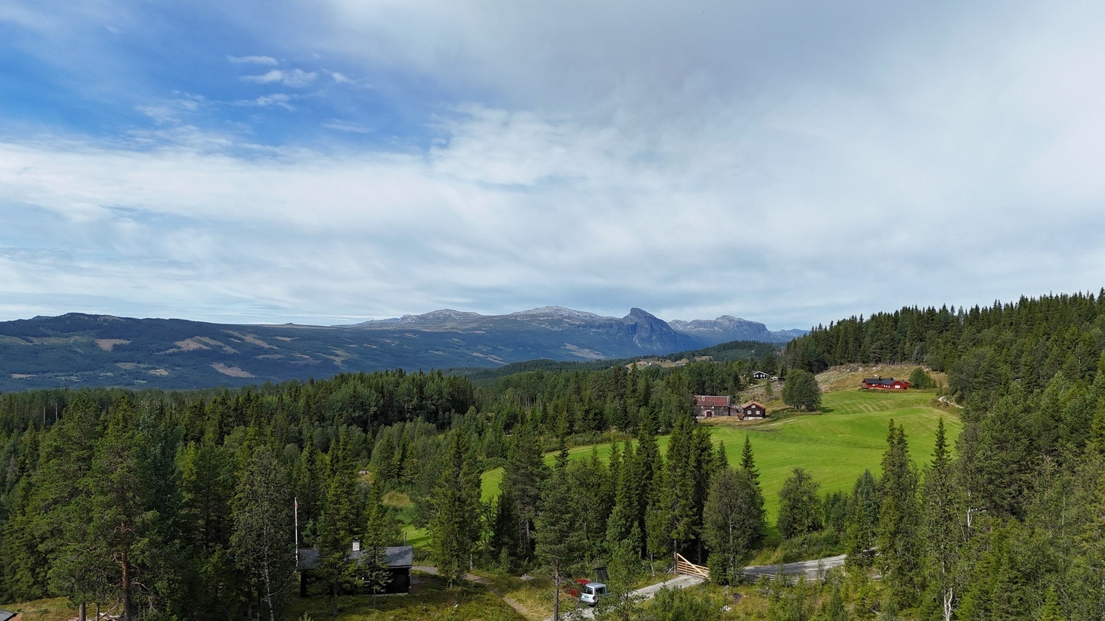 Vinterstid passerer langrennsløypene ikke langt fra eiendommen og er koblet på det omfattende og flotte løypenettet på Golsfjellet. Galleribilde