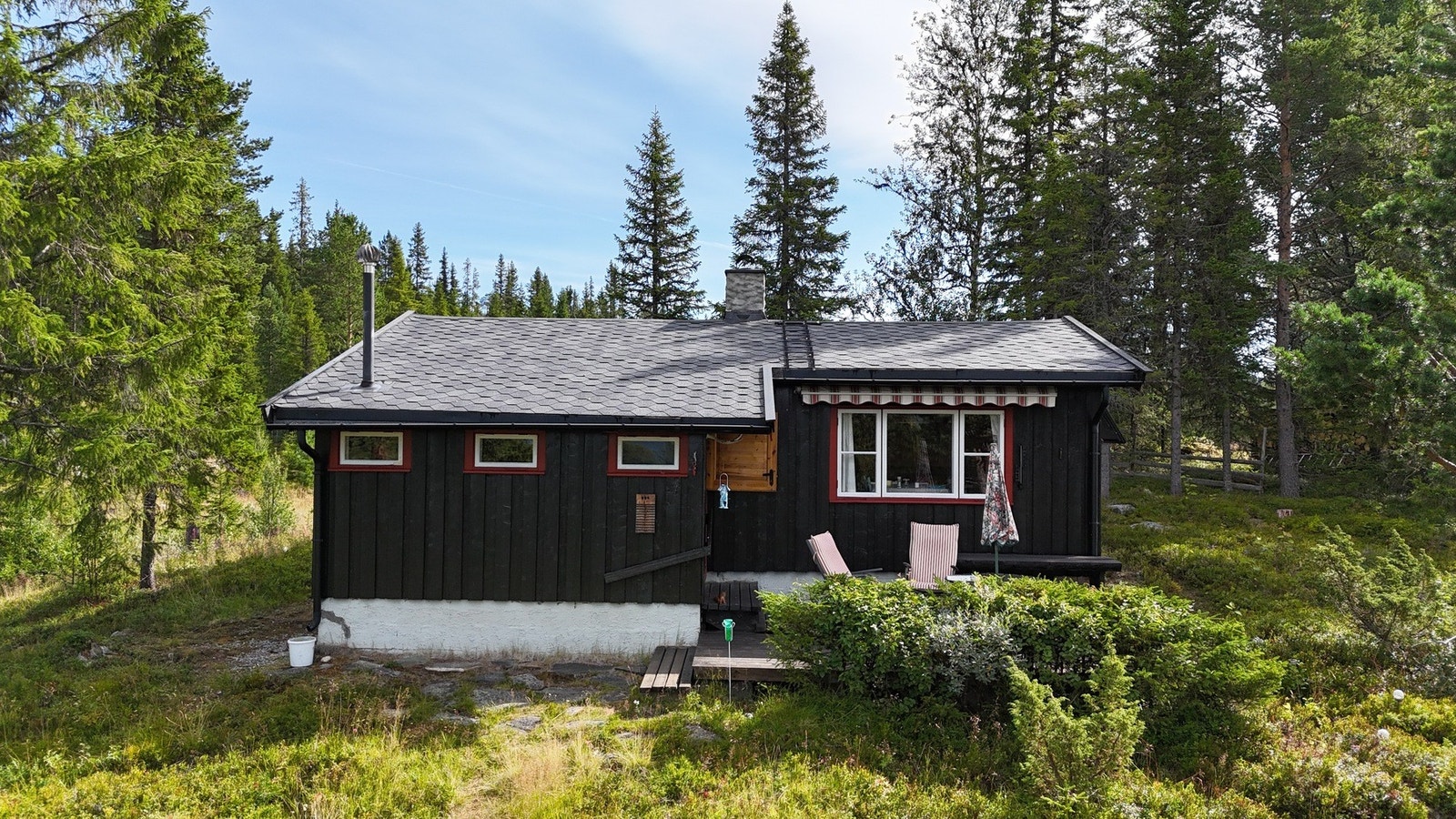 Hytta har en enkel standard med solcelleanlegg og vann som hentes fra privat brønn. Galleribilde