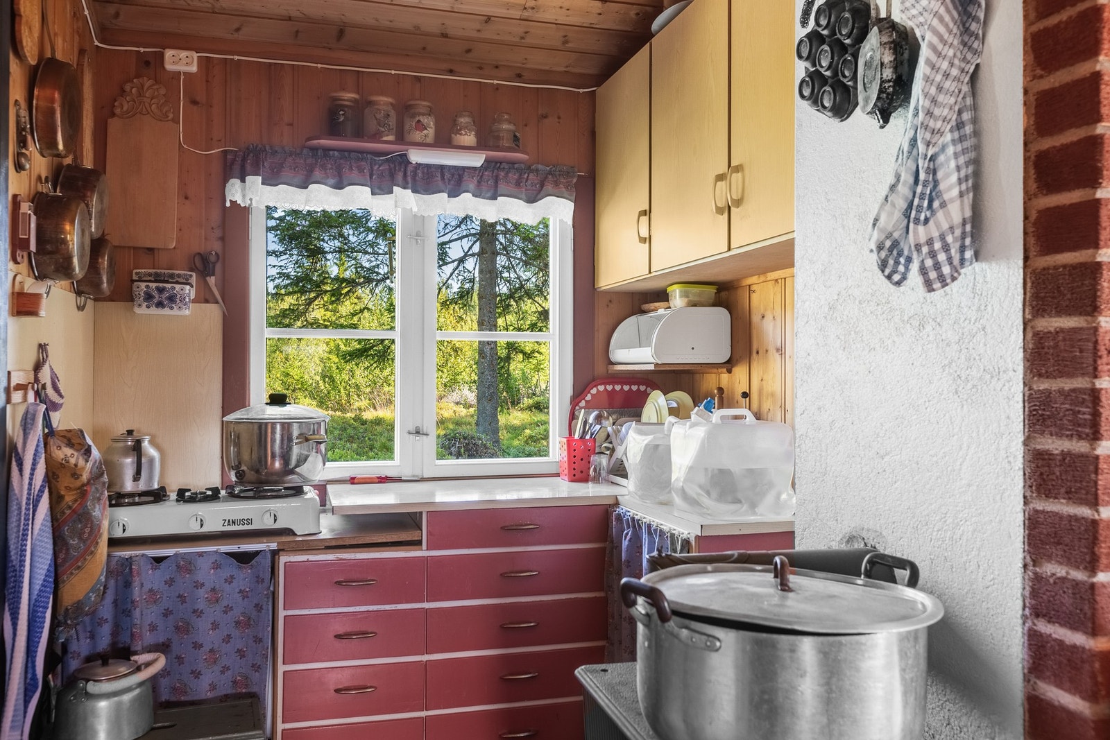 Kjøkkenet er innredet med over- og underskap, benkeplate i laminat og enkel kokeplate. Galleribilde