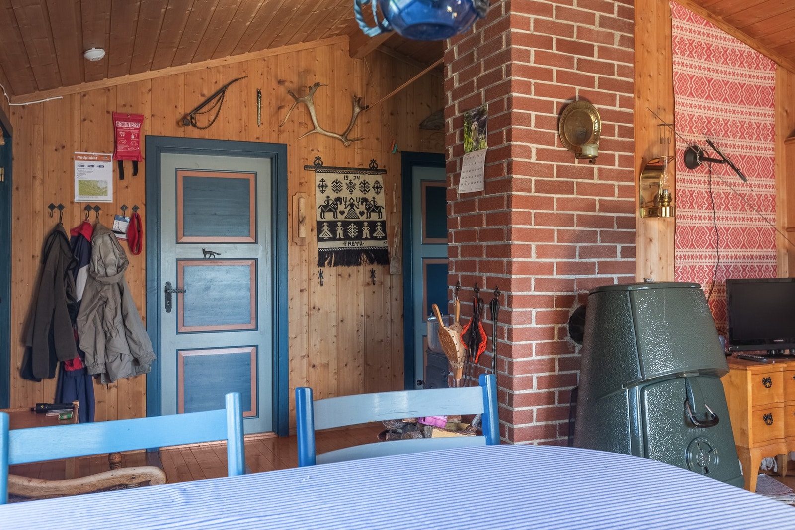 Hytta varmes opp av 2 vedovner fra Jøtul. Galleribilde