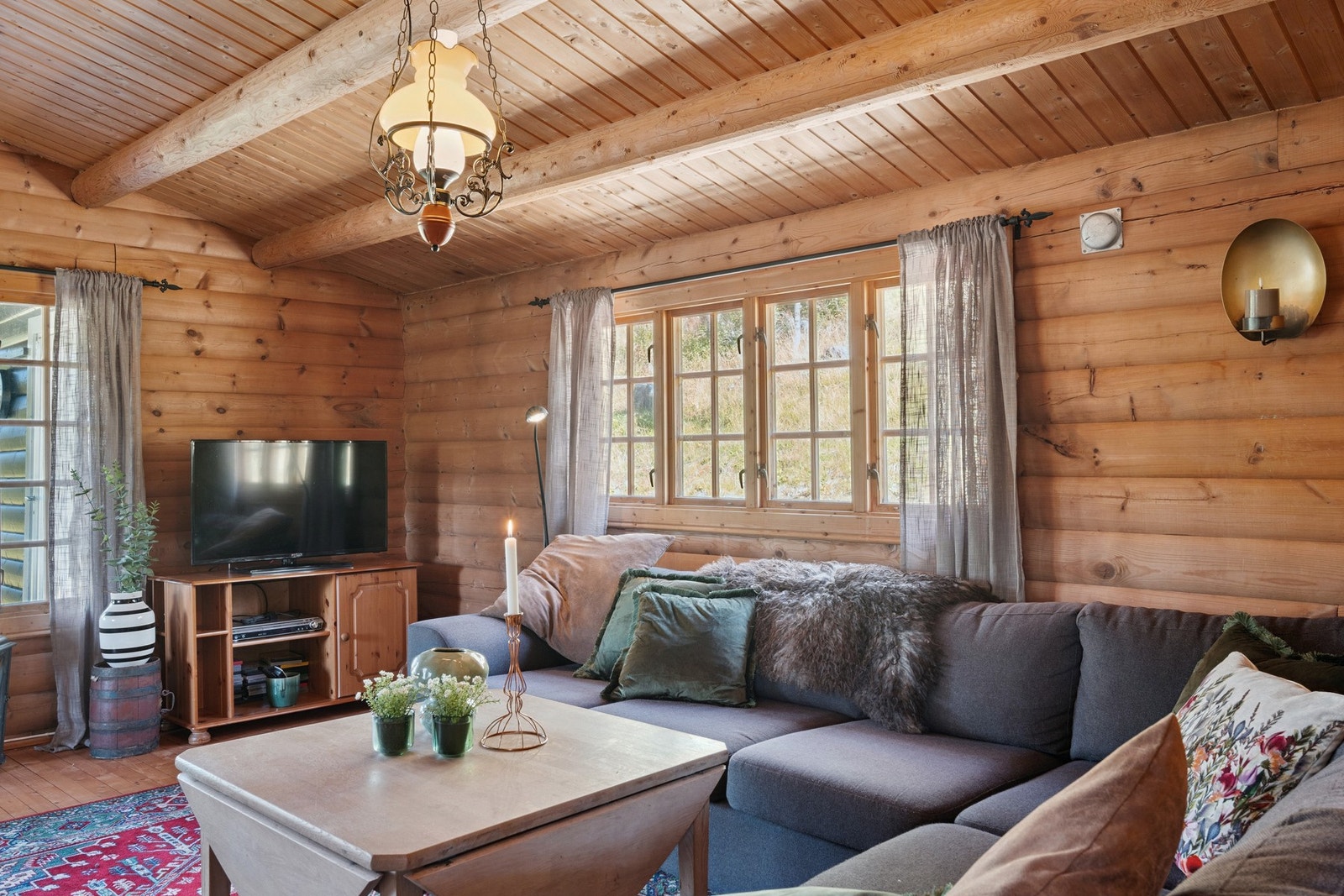 Vegger av plankelaft, trepanel i himling og tregulv - her får man den riktig gode hyttestemningen! Galleribilde