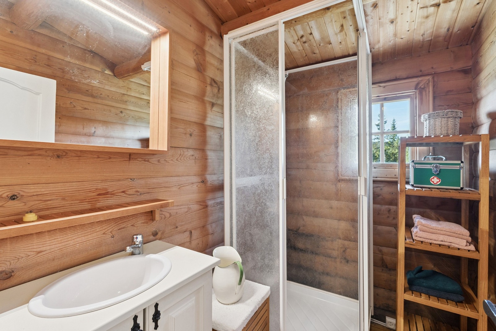 "Hyttebad" med frittstående dusjkabinett og servantskap med porselensservant. Galleribilde