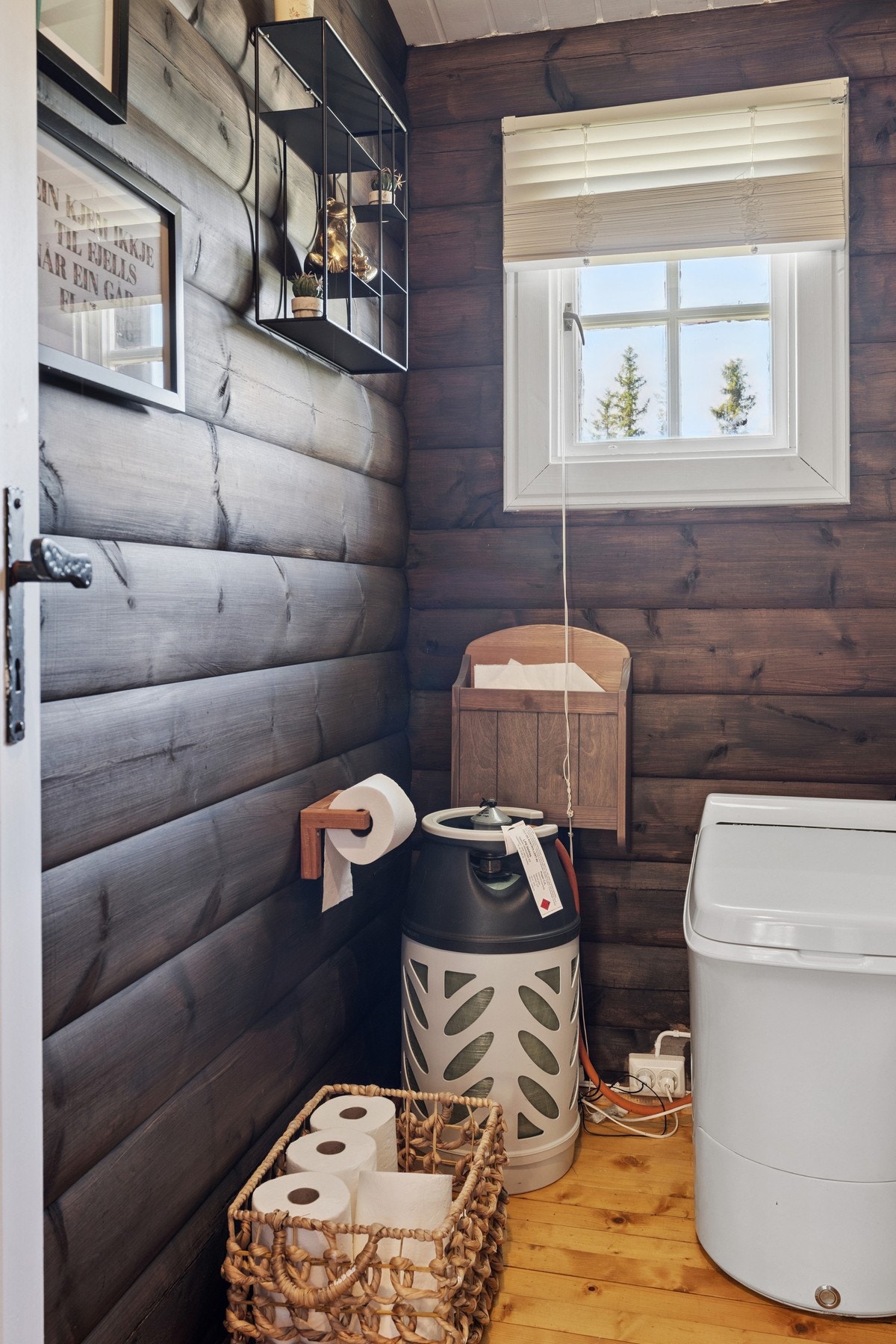 Toalettrom med forbrenningstoalett. Galleribilde