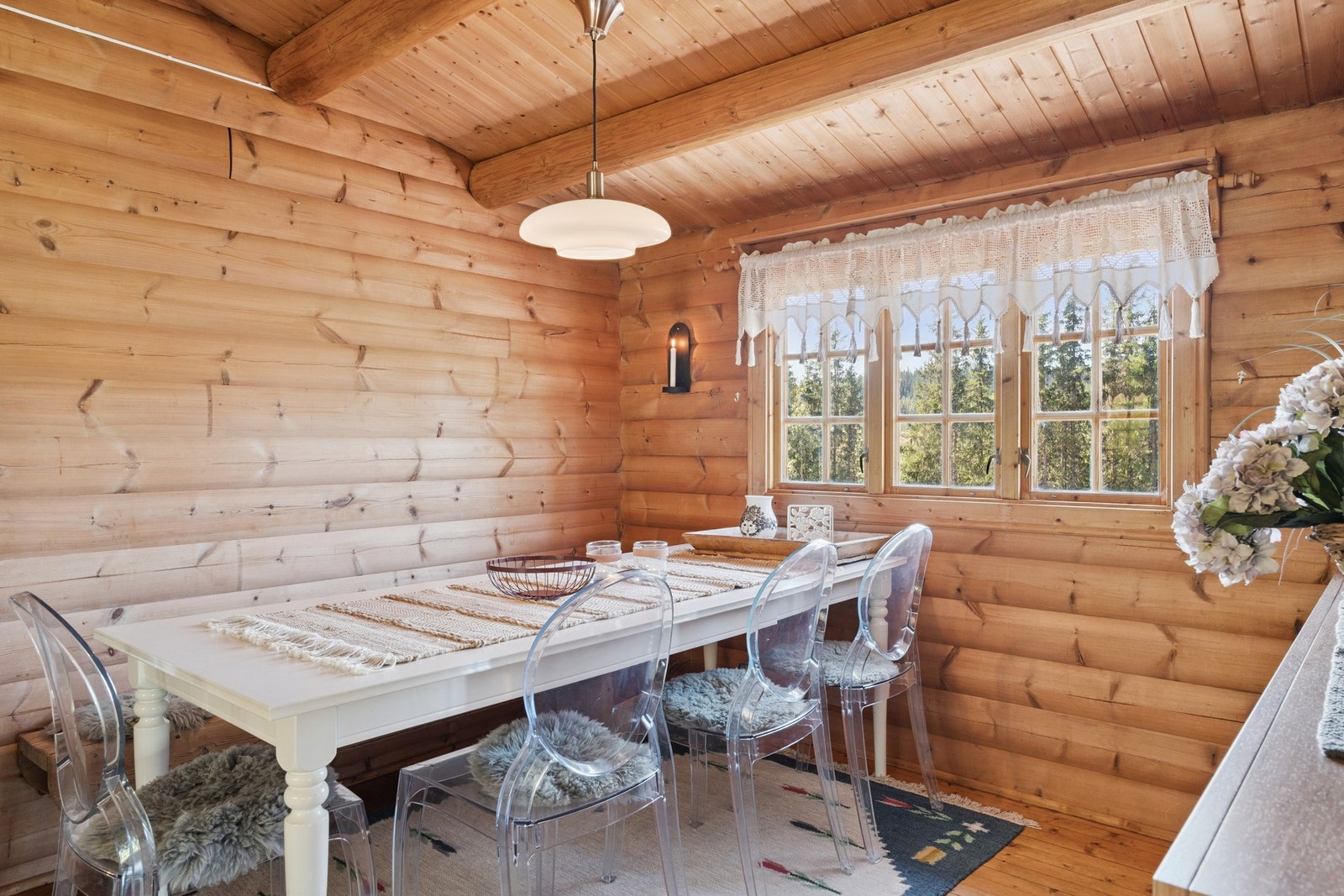 Her er det plass til koselige måltider med familie og venner. Galleribilde