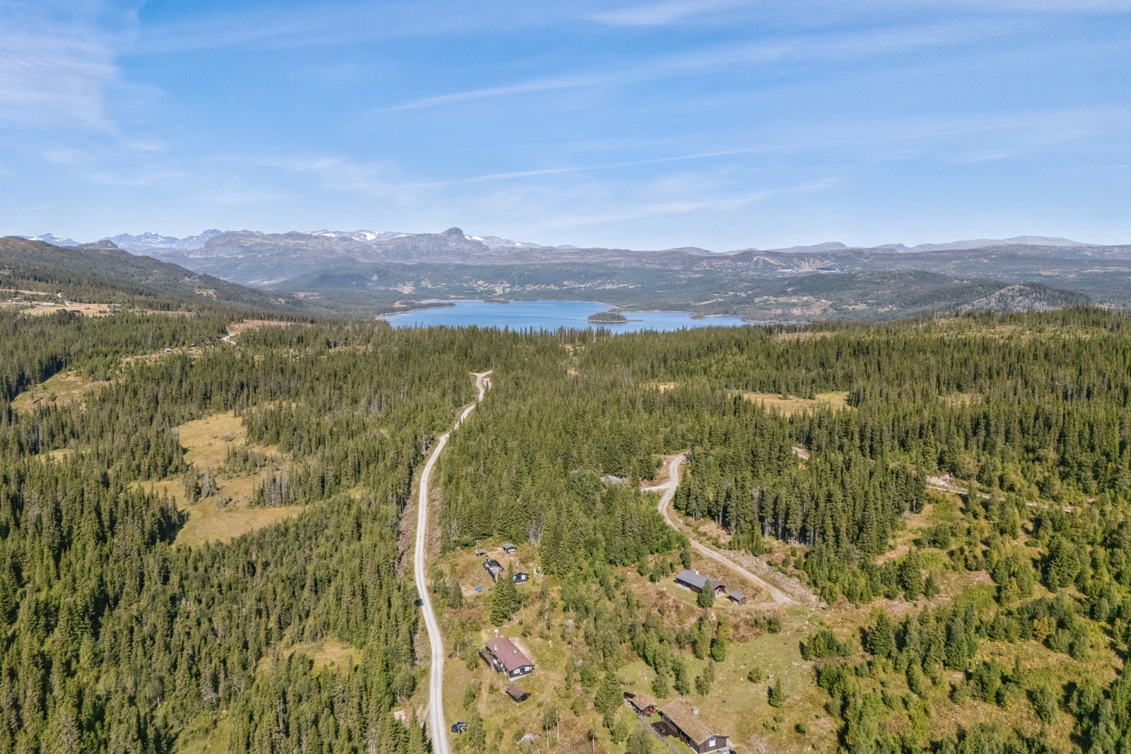 Fritidseiendommen har rolig beliggenhet i et område med spredt fritidsbebyggelse. Galleribilde