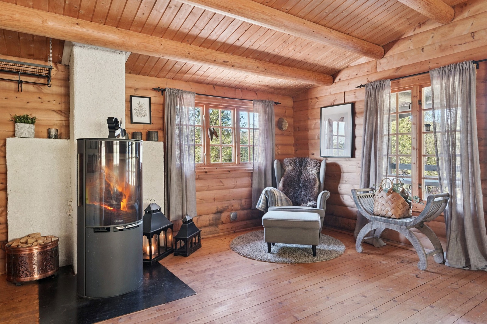 Nyere, rentbrennende peisovn i stue. Galleribilde