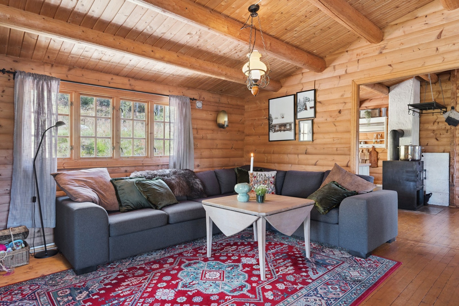 God plass til en romslig salong. Galleribilde