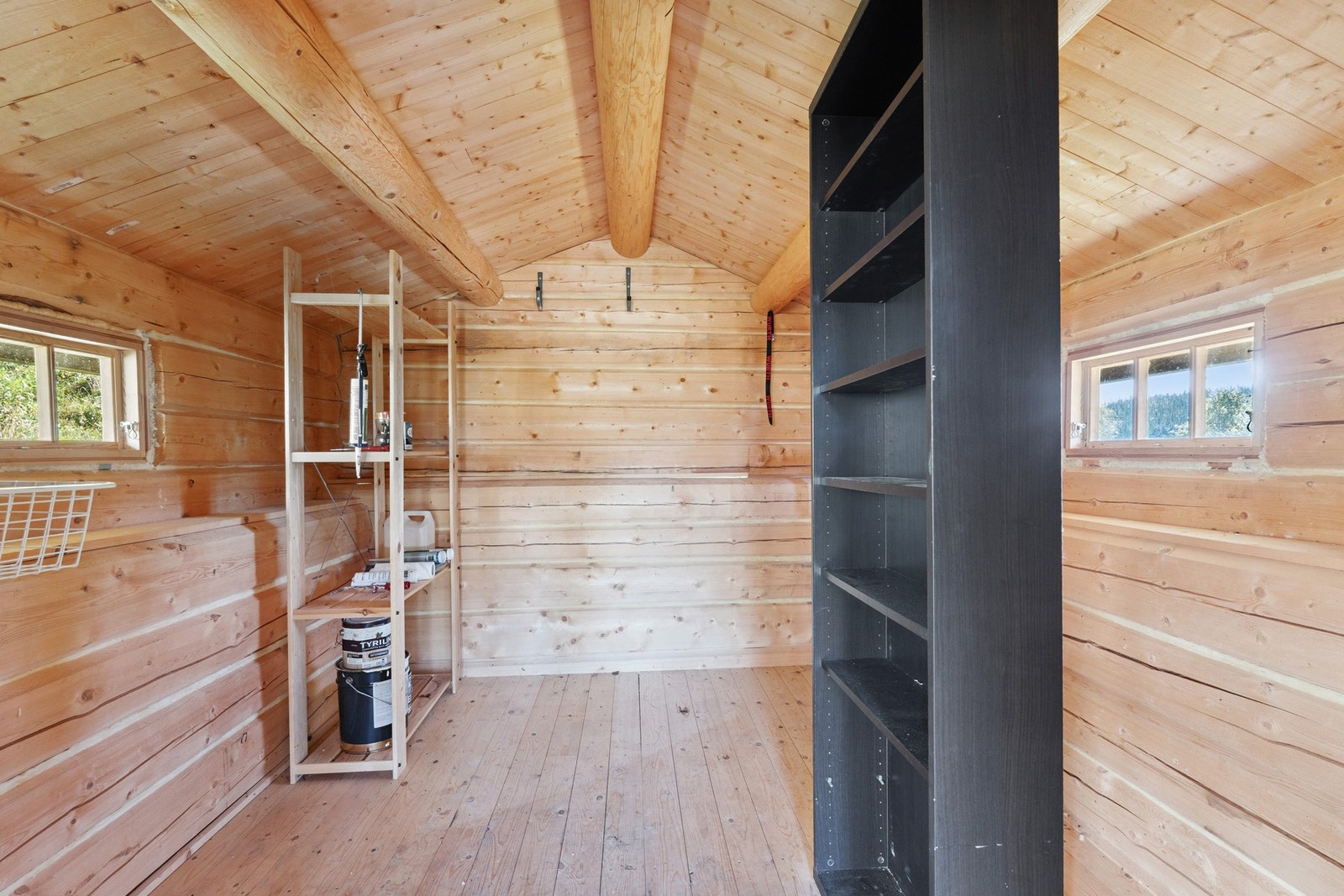 Utvendig bod med tilgang fra terrasse. Galleribilde