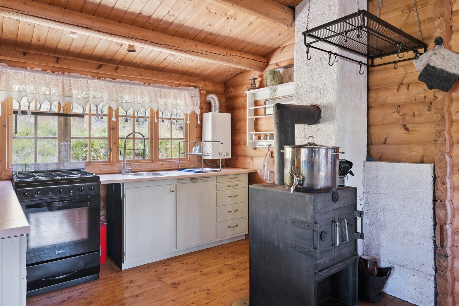 Kjøkkeninnredning i noe varierende utførelse, dels malte og profilerte fronter, noe plassbygde deler. Galleribilde