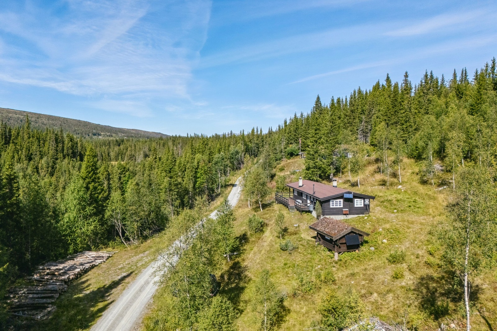 Hytte fra byggeår 1977, og stabbur fra byggeår 2017 Galleribilde