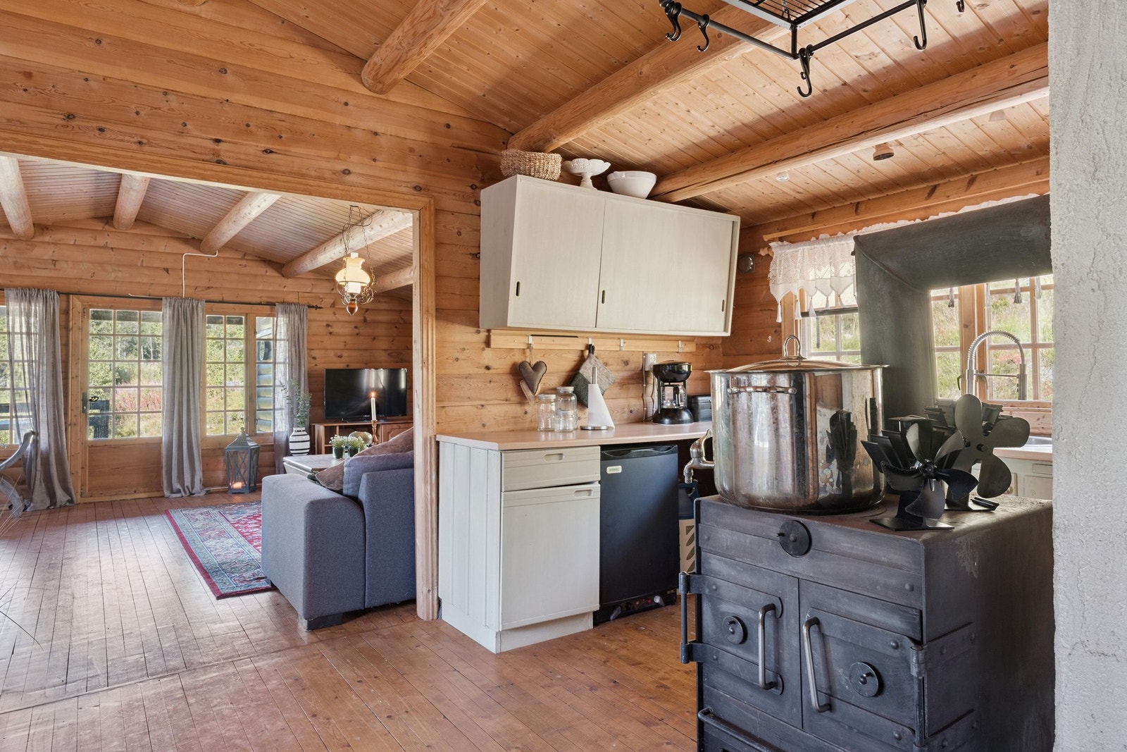 Åpen og sosial løsning mellom kjøkken, stue og spisestue. Galleribilde