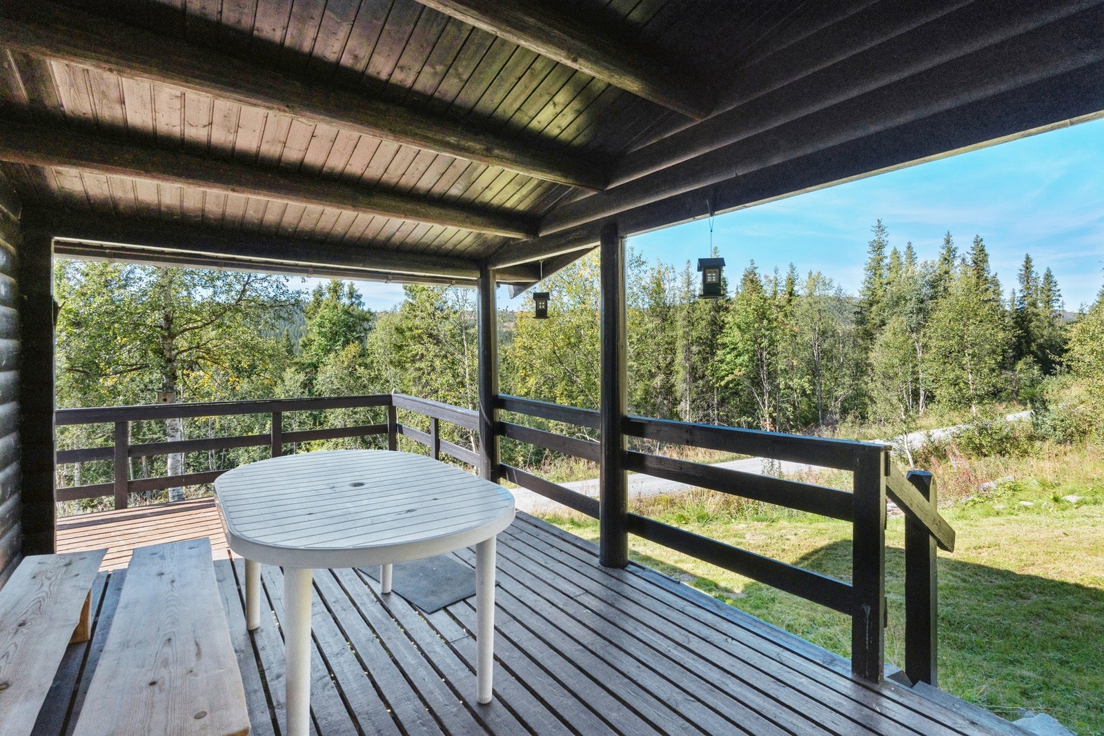 Dels overbygd terrasse, og trapp til terreng. Galleribilde