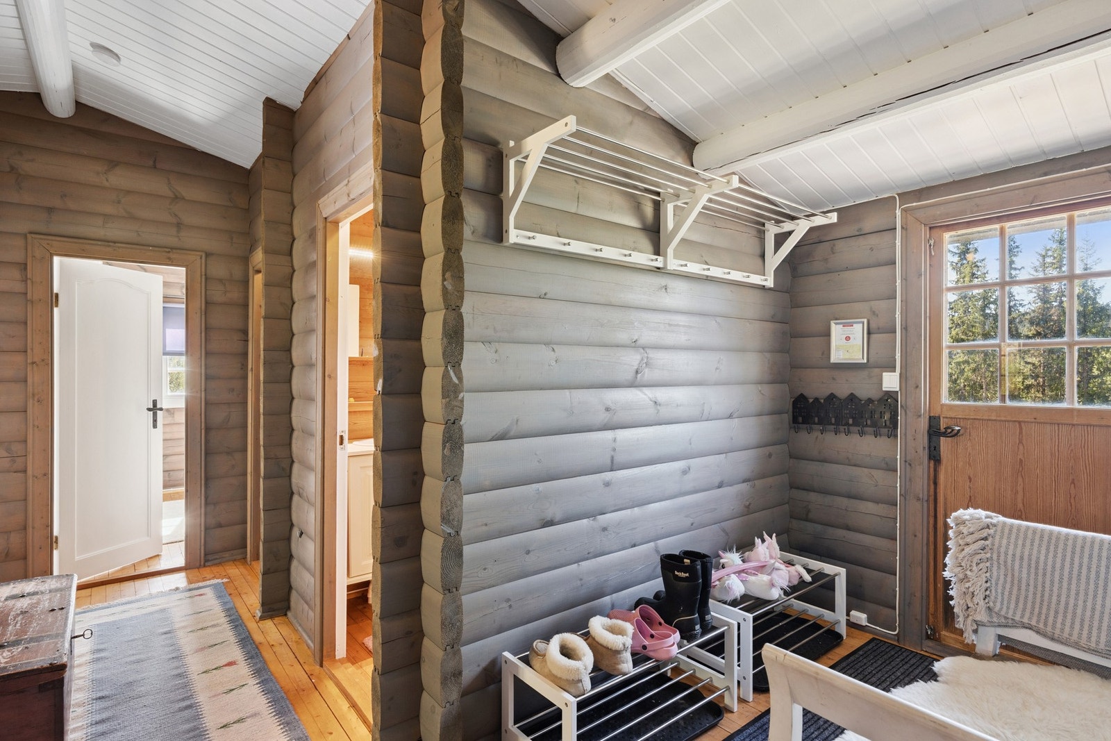 Entré med plass for å henge fra seg yttertøyet. Galleribilde