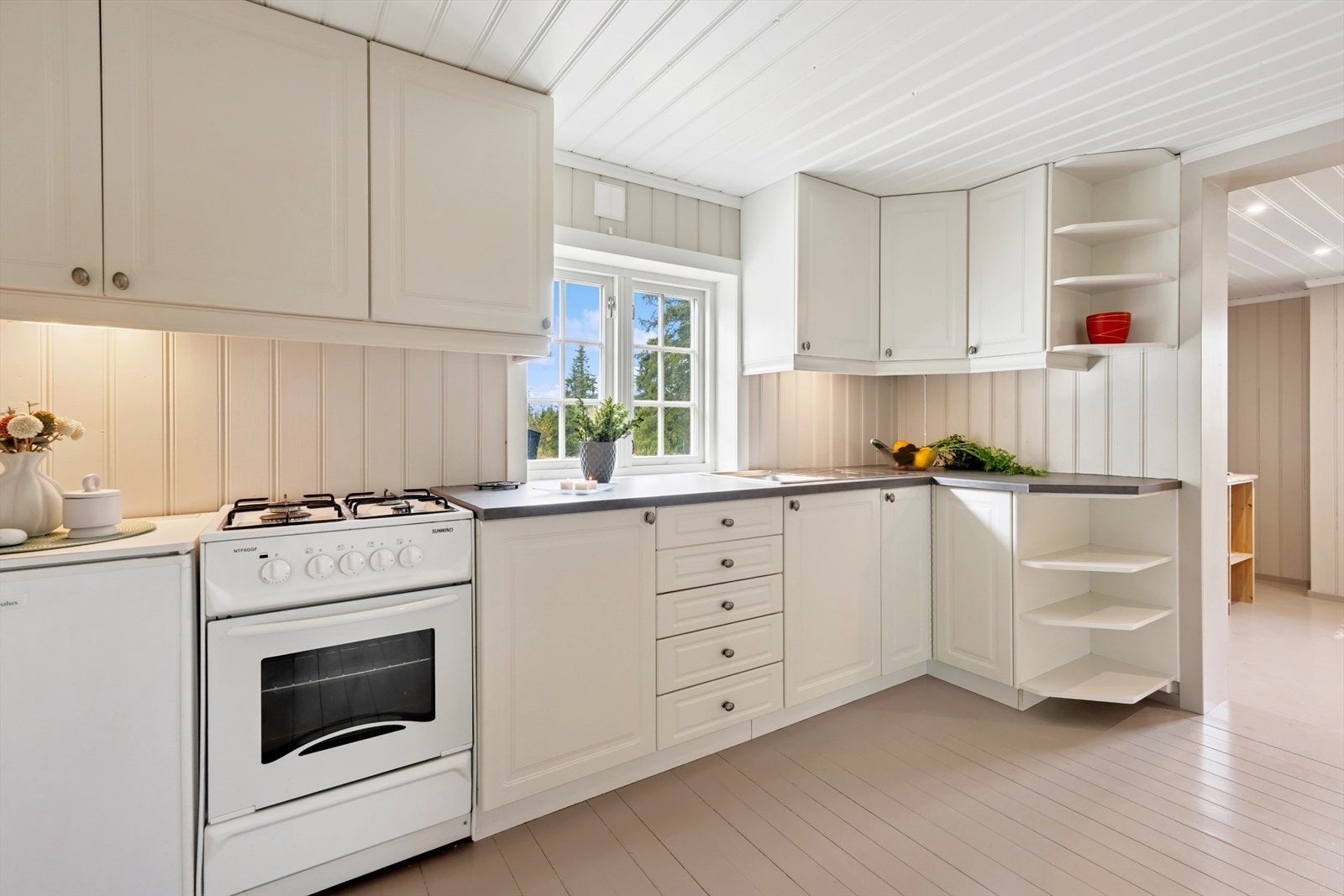 Kjøkkenet er utstyrt med oppvaskkum med avløp ut til terreng. Galleribilde