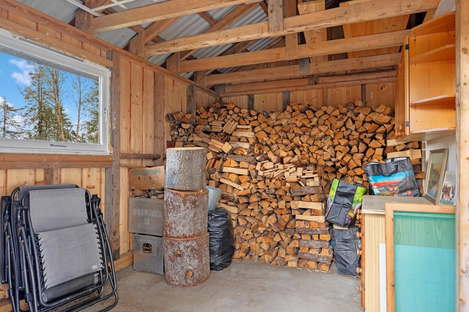 Uthus med ved/redskapsbod. Galleribilde