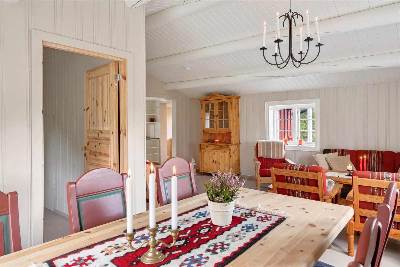 Dør til ett soverom fra stuen. Galleribilde