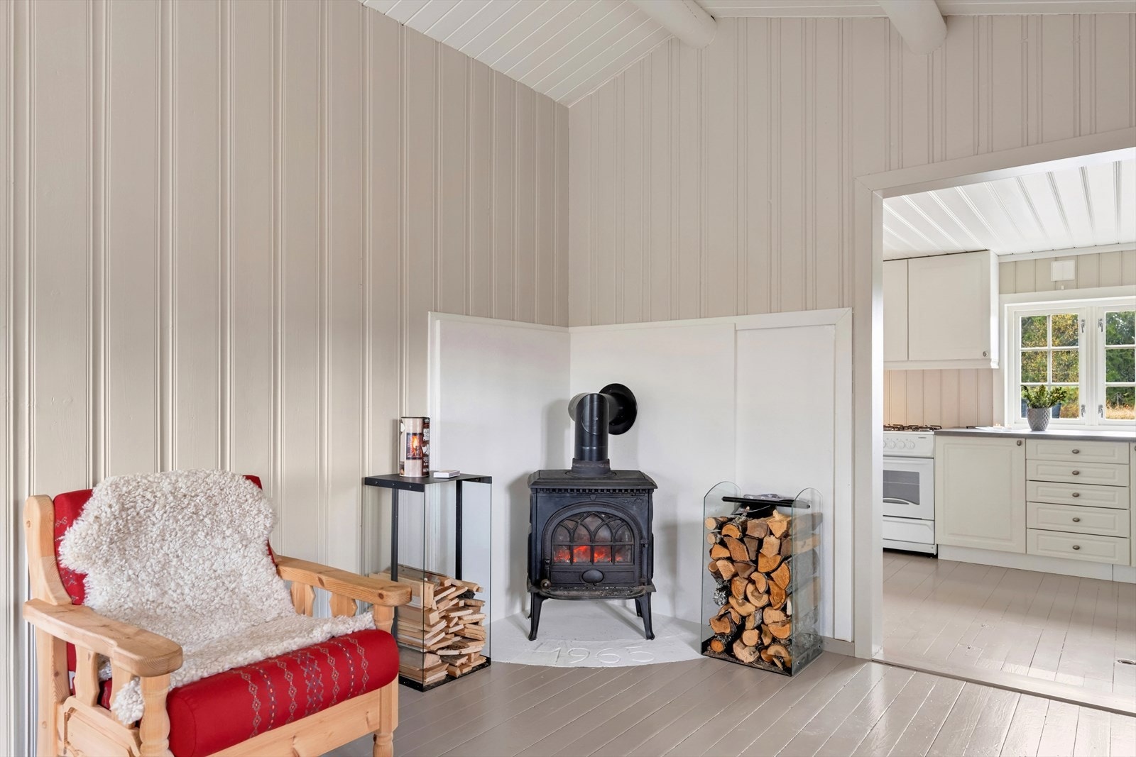 Peisovn i rommet sørger for ekstra god temperatur og knitrende hygge på kalde vinterkvelder. Galleribilde