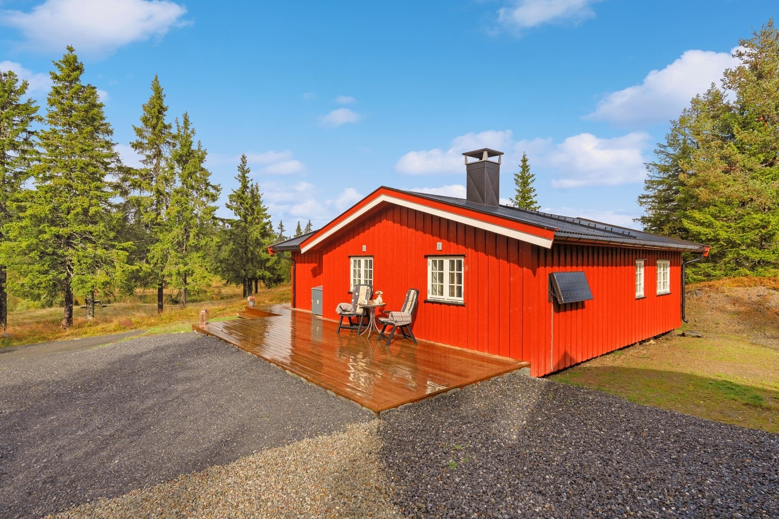 Oppgradert og sjarmerende fritidseiendom med usjenert beliggenhet i et naturskjønt og fredelig område i Valdres. Galleribilde