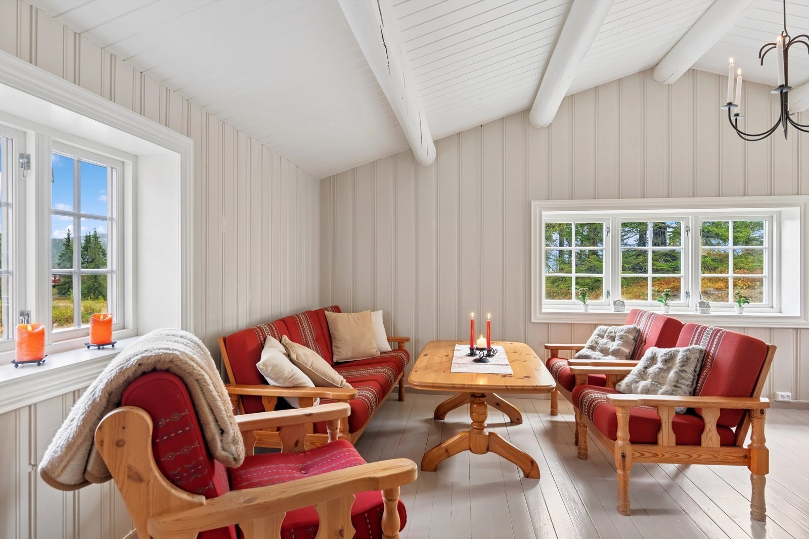 Stuen har god takhøyde som gir en luftig og lett atmosfære. Galleribilde