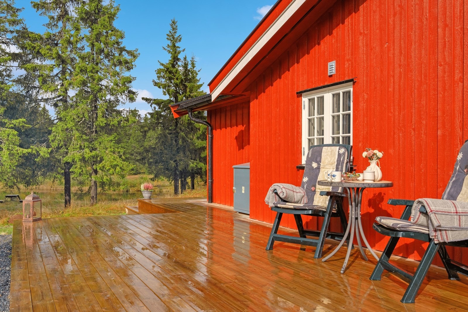Det er terrasse på begge sider av hytten hvor gode solforhold kan nytes hele dagen. Galleribilde