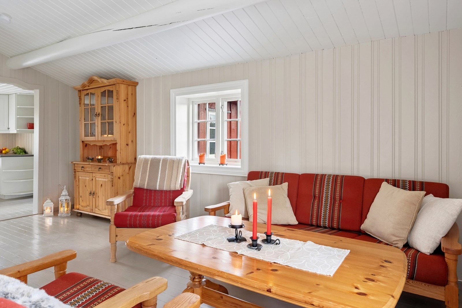 Flere vindusflater bidrar til et lyst og hyggelig oppholdsrom. Galleribilde