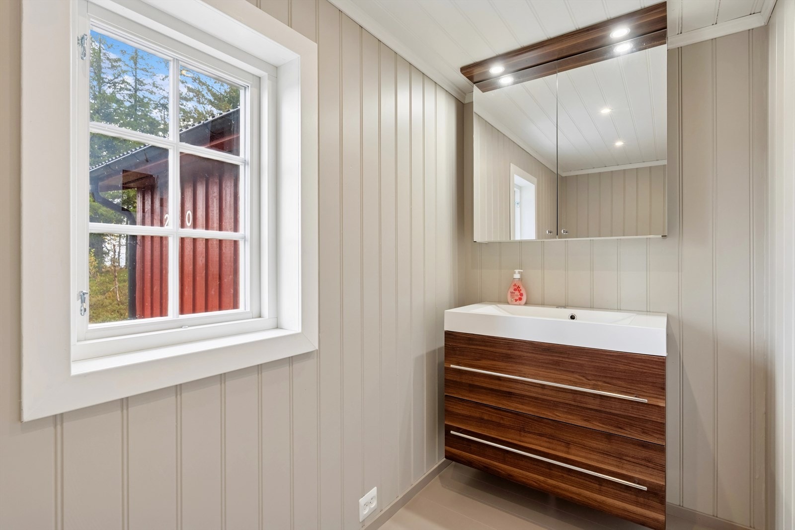 Toalettrommet er utstyrt med baderomsinnredning med helstøpt servantplate og speilskap over. Galleribilde