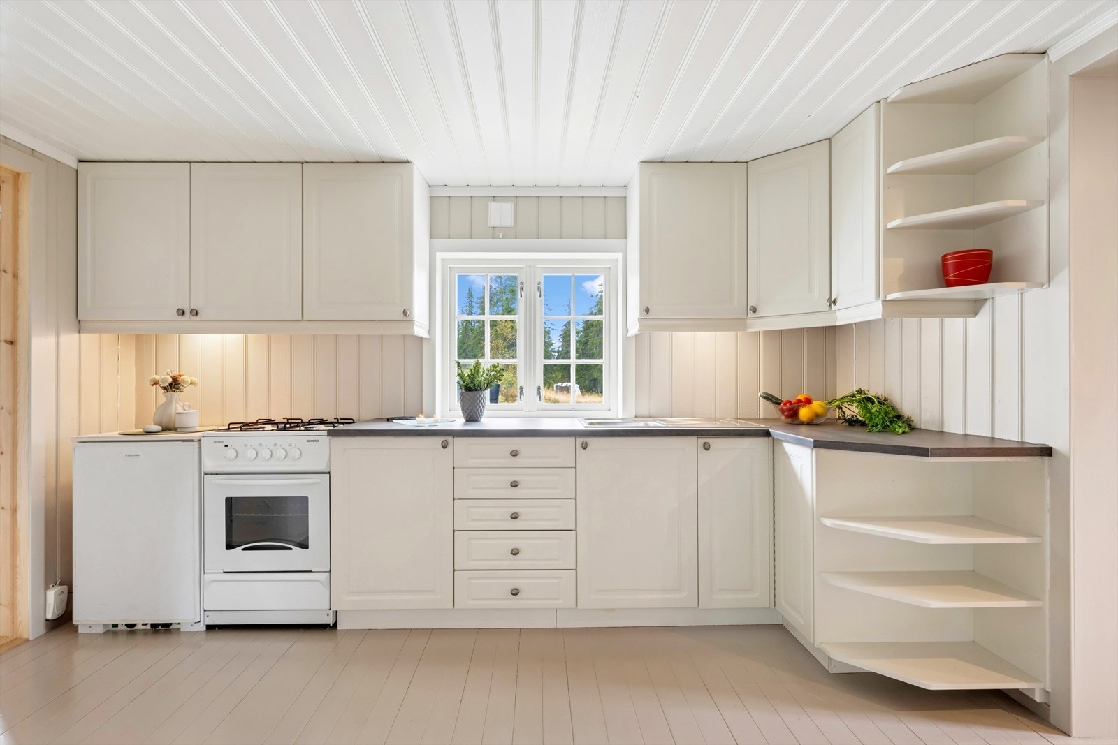 Kjøkkenet har Sigdal kjøkkeninnredning med malte profilerte fronter og laminat benkeplater. Galleribilde