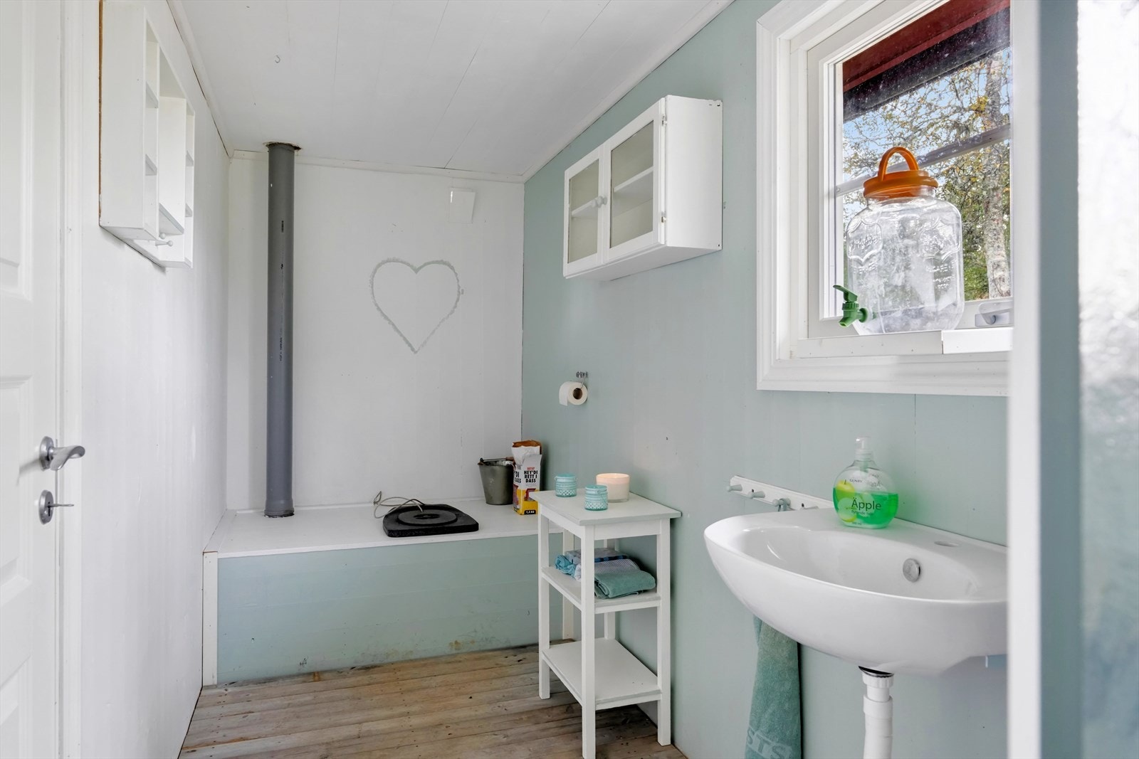 Eget vaskerom og utedo i bod i uthuset. Galleribilde