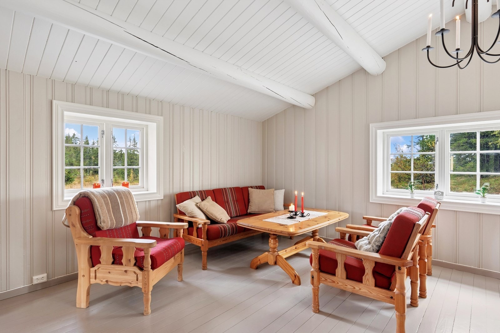 Hytten har en lys og luftig stue med gode møbleringsmuligheter. Galleribilde