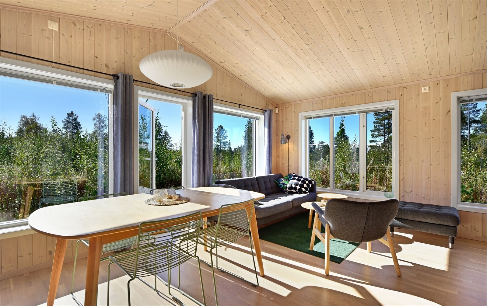 Gjennomgående for hytta er lune, hyggelige og effektive løsninger.
Det er fine lysforhold, da hytta har store vindusflater mot vest. Galleribilde