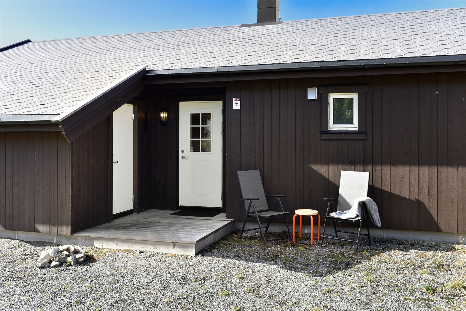 Hytta har også utvendig sportsbod Galleribilde