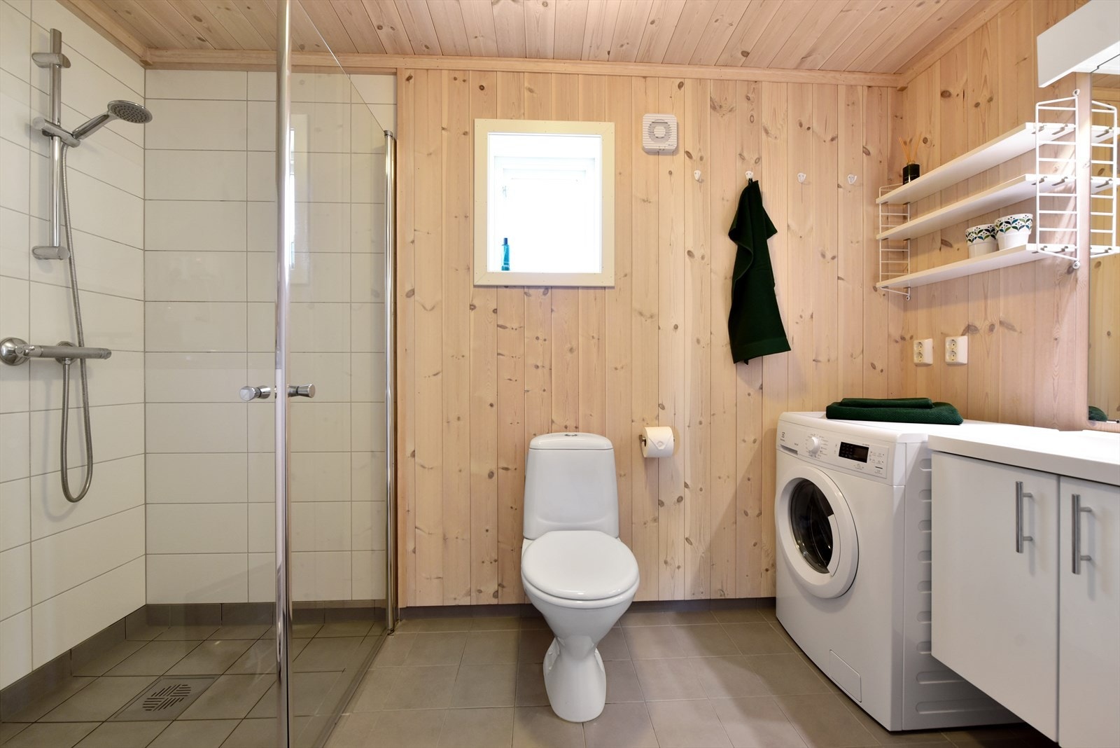 Badet har gulv som er belagt med keramiske fliser med varmekabler. Galleribilde