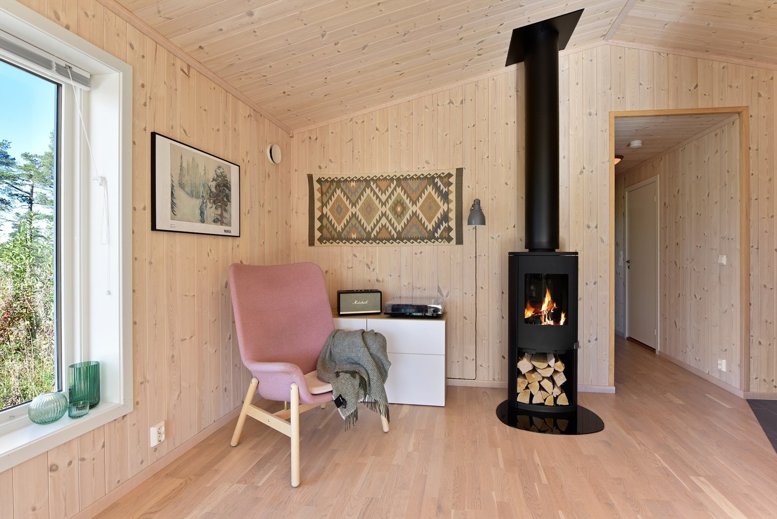 Det er montert vedovn for bruk på kalde høst/vinterdager. Galleribilde