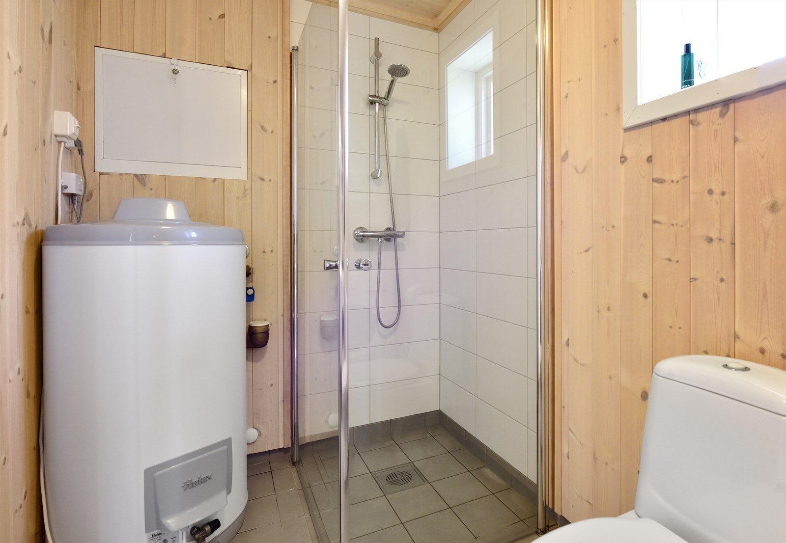 Det er opplegg for vaskemaskin i rommet, og varmtvannsberederen er også plassert her. Galleribilde