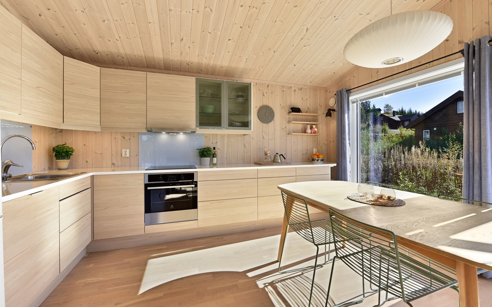 Kjøkkeninnredning fra Sigdal, er utført med glatte fronter og laminat benkeplate. Galleribilde