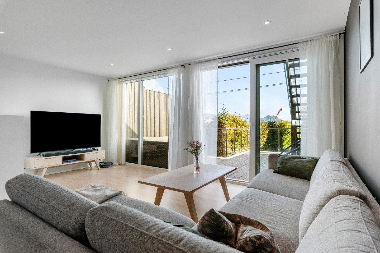 Stuen er lys og praktisk anlagt. Her har man utgang til verandaen og det er enkelt å møblere med både spisestue og sittegruppe. Galleribilde