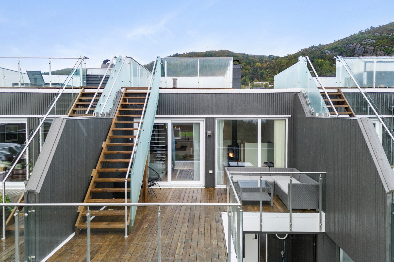 I tillegg til egen takterrasse, har man også en romslig veranda med østvendt orientering - Galleribilde