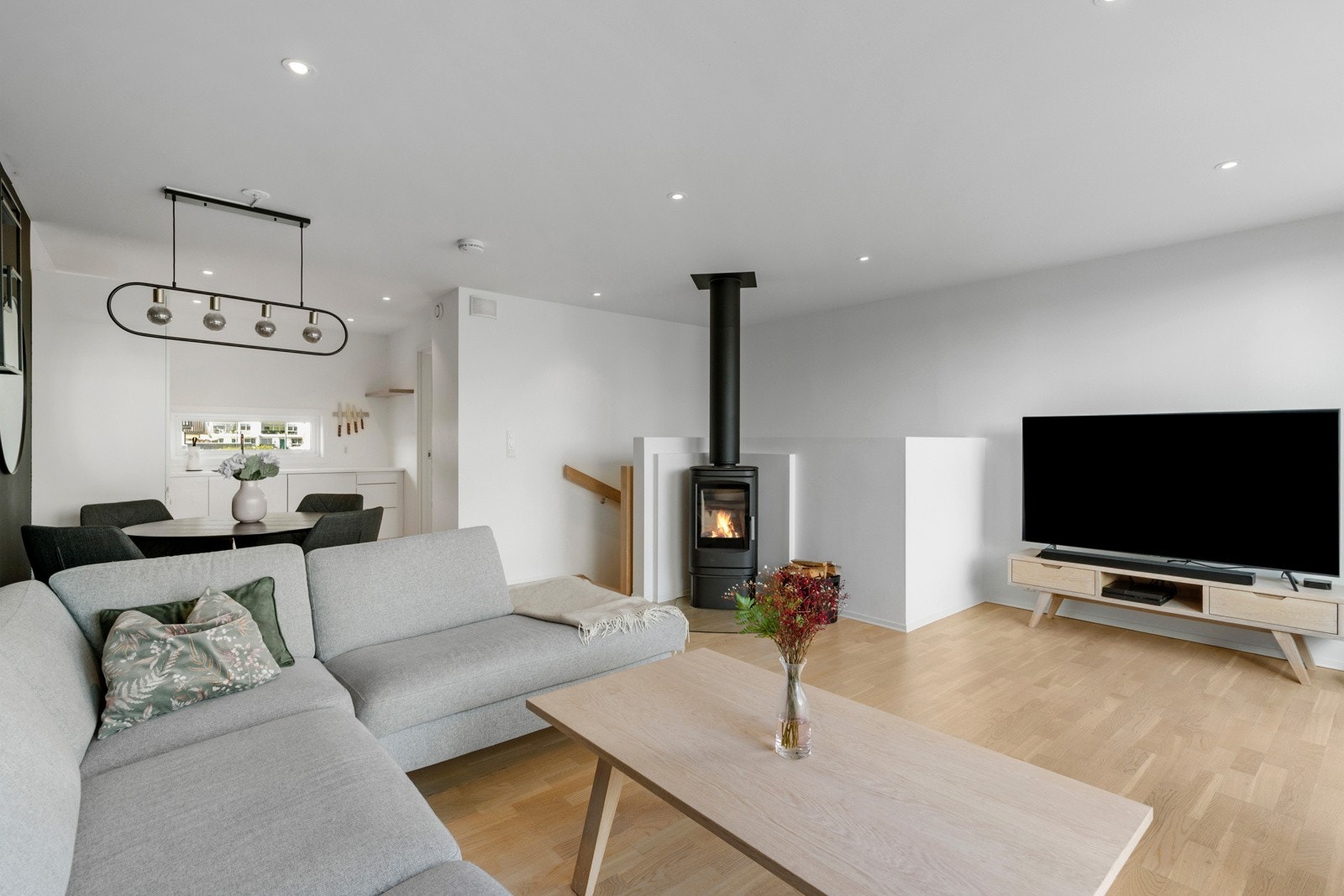 Den åpne løsningen med kjøkkenet, og gir god utnyttelse av rommet. Galleribilde