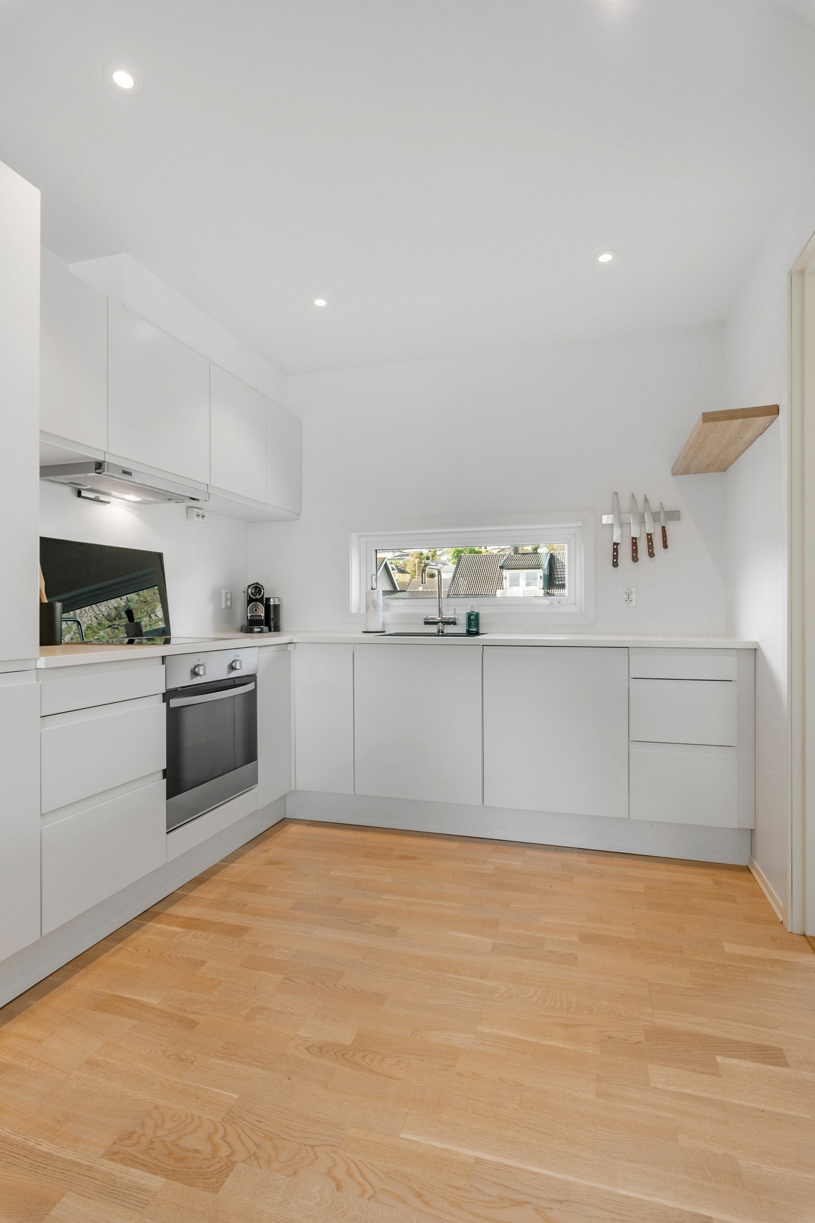 Kjøkkenet er fra kvalitetsleverandøren HTH og er utstyrt med integrerte hvitevarer. Galleribilde