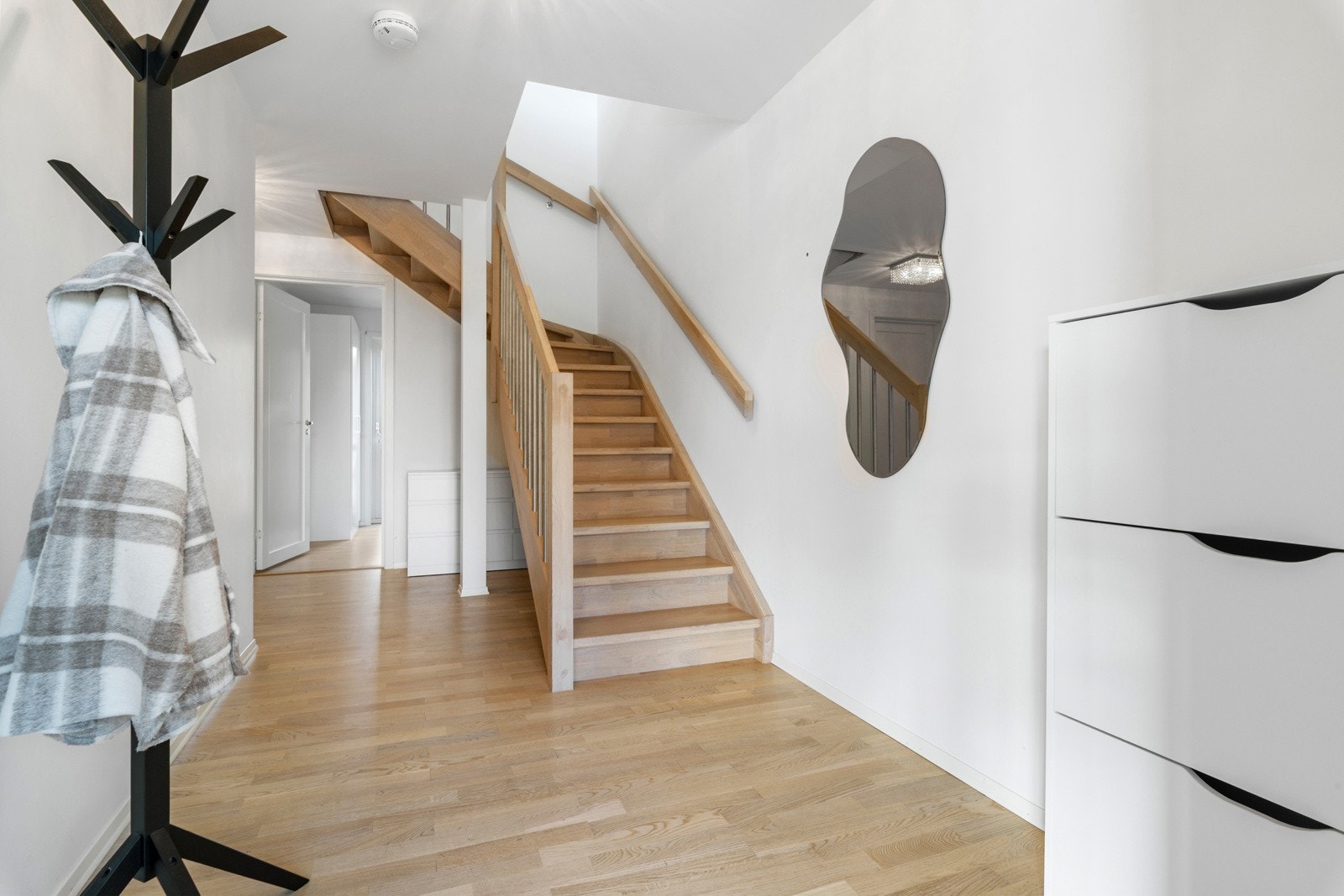 Velkommen inn. Boligen har en lys entré og det er enkelt å manøvrere seg rundt på de 87 kvm. Galleribilde