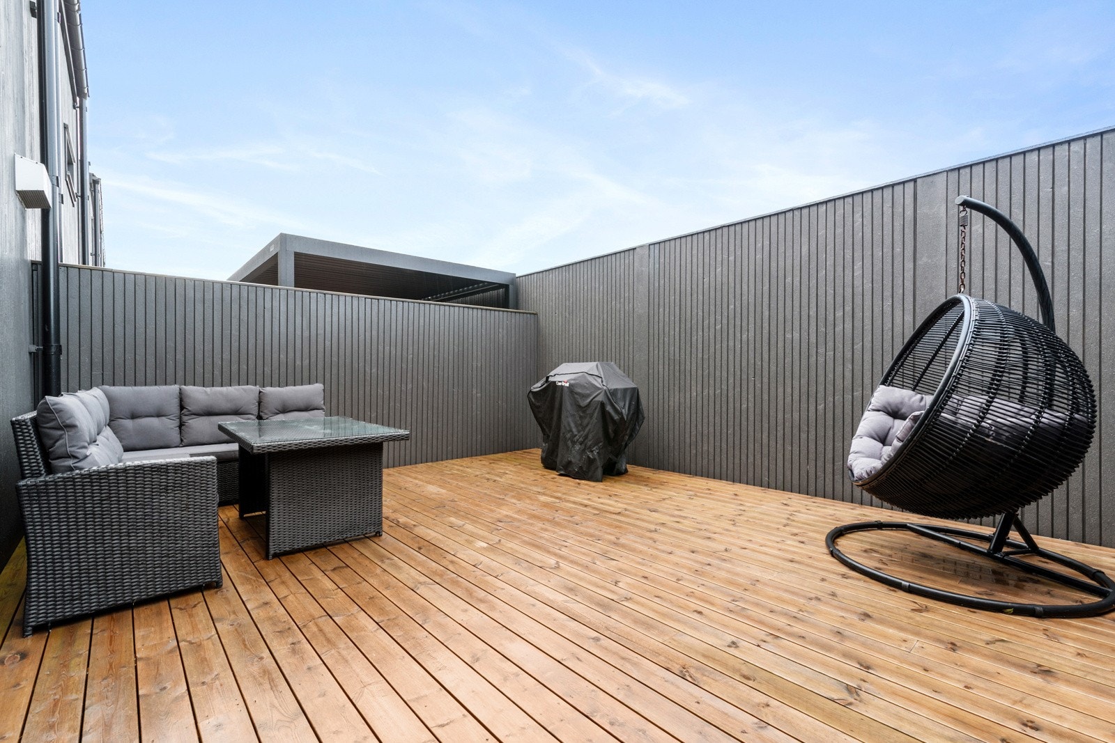 På vestsida er det også en romslig markterrasse på hele 27 kvm, hvor du får ettermiddagssolen. Galleribilde