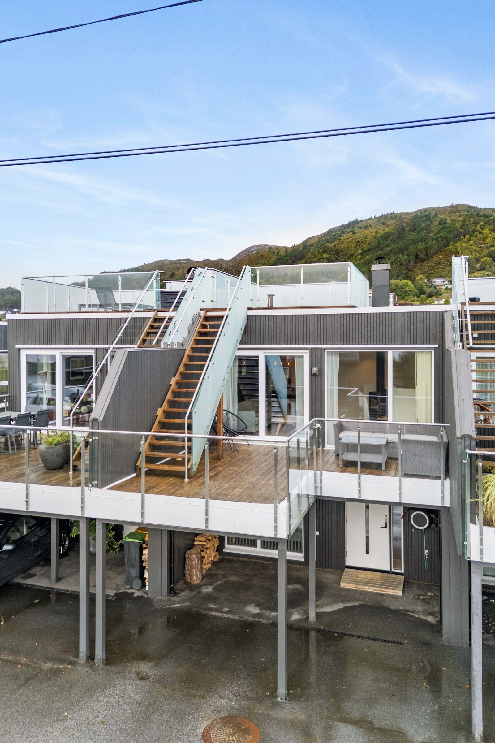 Rekkehuset går over to etasjer i tillegg til egen takterrasse på toppen. Galleribilde