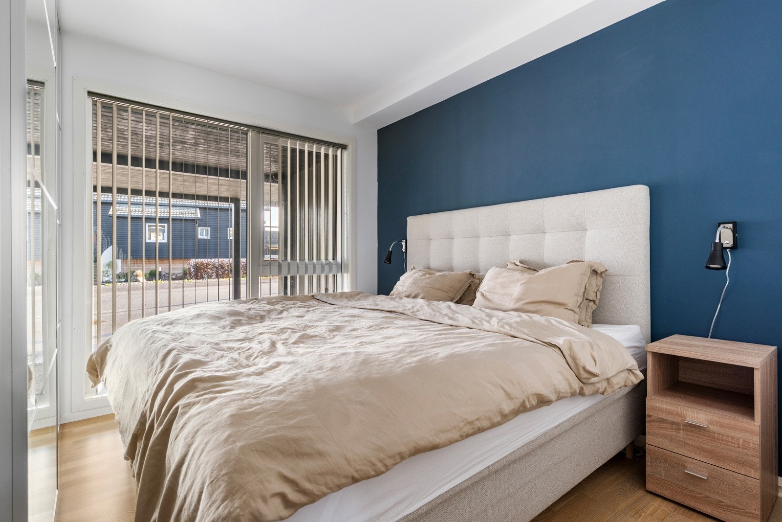 Det er to soverom i denne etasjen, her er hovedsoverommet, innredet med garderobeløsning. Galleribilde