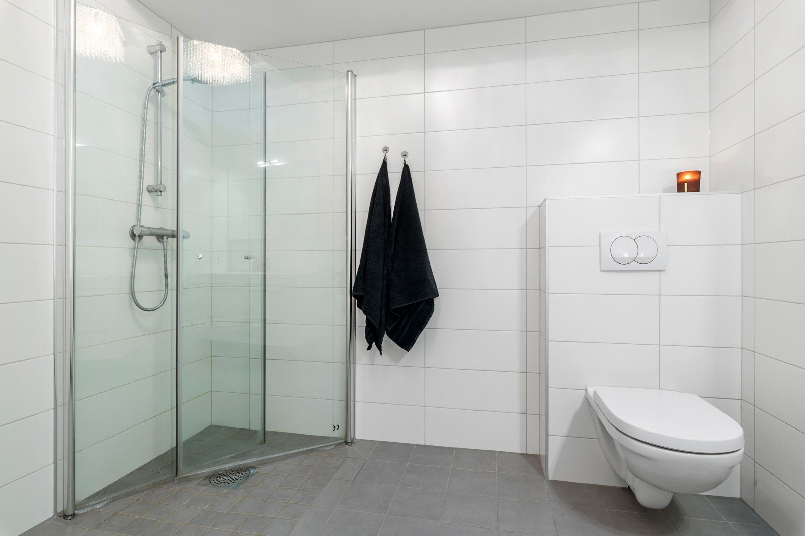 Innredet med servanskap, dusjnisje og vegghengt wc. Galleribilde