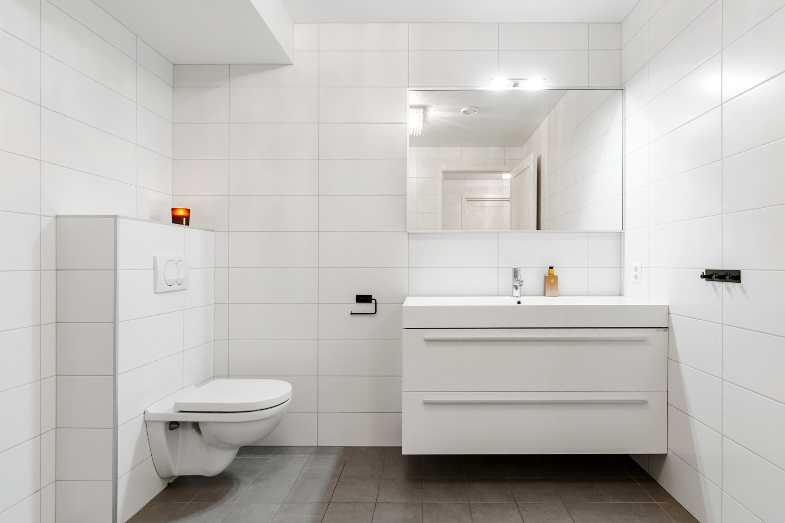 Badet er helfliset med varmekabler i gulvet. Galleribilde