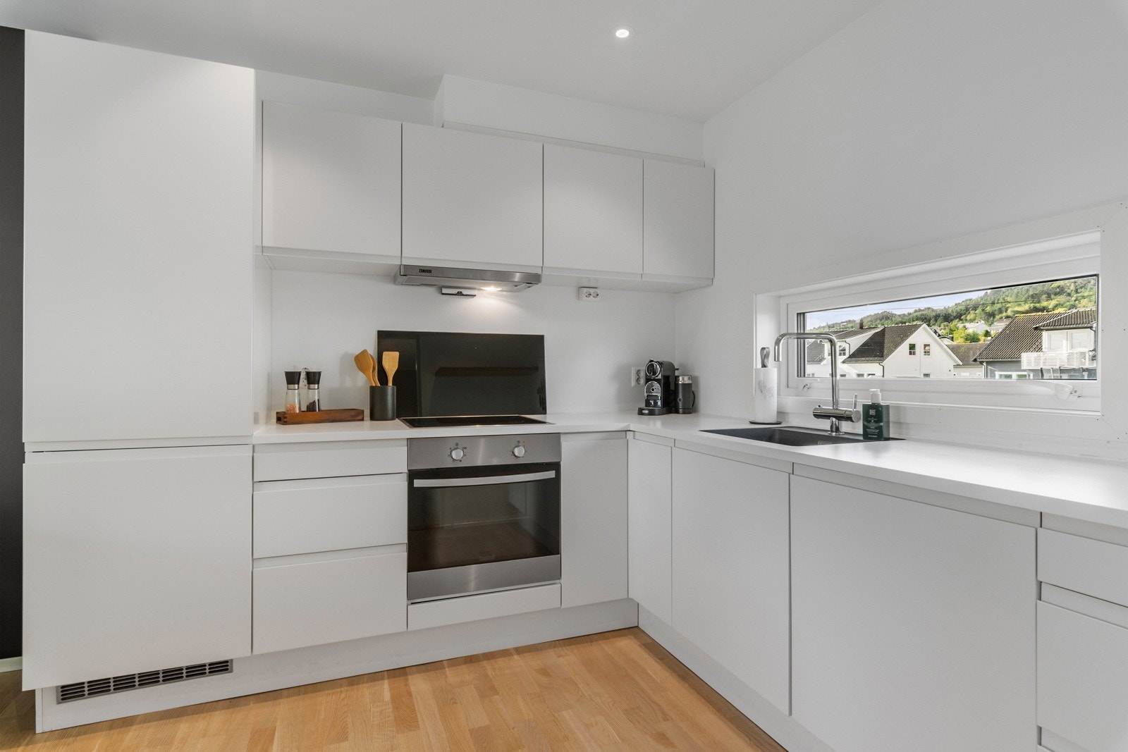 Her er det bra med benkeplass og gode oppbevaringsmuligheter i skap og skuffer. Galleribilde