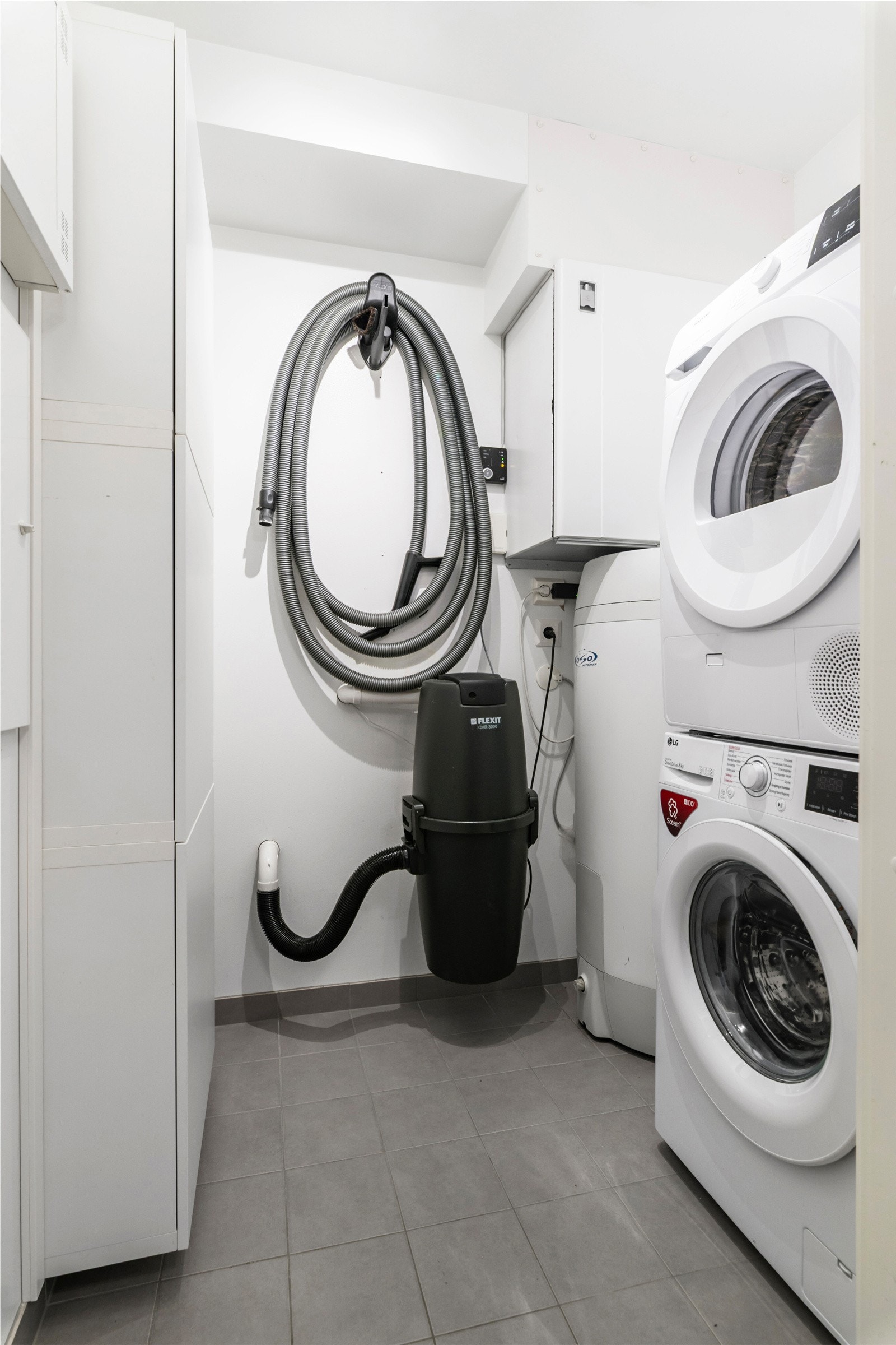 Vegg i vegg med badet er vaskerommet hvor det er opplegg for vaskemaskin og tørketrommel. Galleribilde