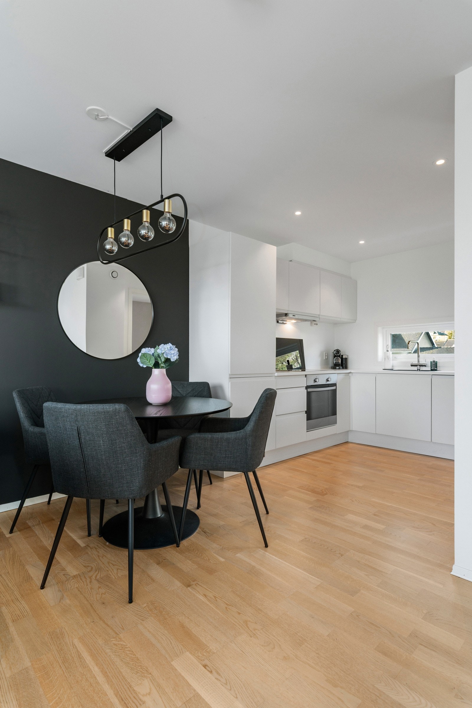 Det er naturlig å plassere spisegruppen i overgangen fra stuen til kjøkkenet. Galleribilde