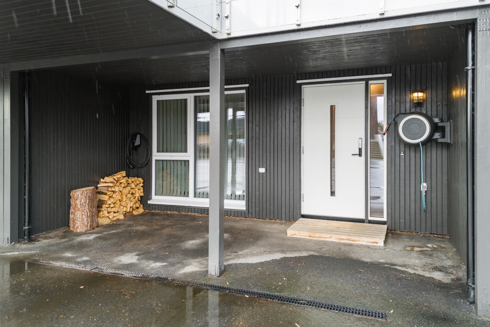 Bilen kan enkelt parkeres i carporten rett utenfor inngangsdøra, hvor det også er montert elbil-lader. Galleribilde